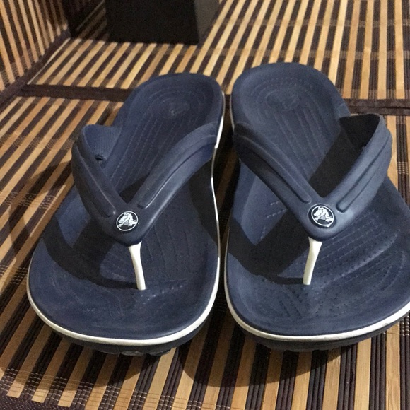crocs blue flip flops